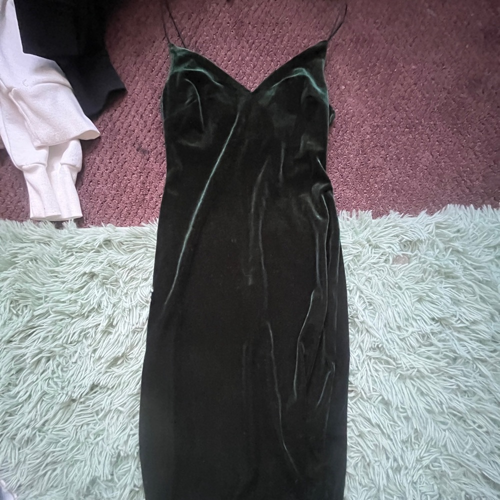 Chic Velvet Midi Dress in Deep Green